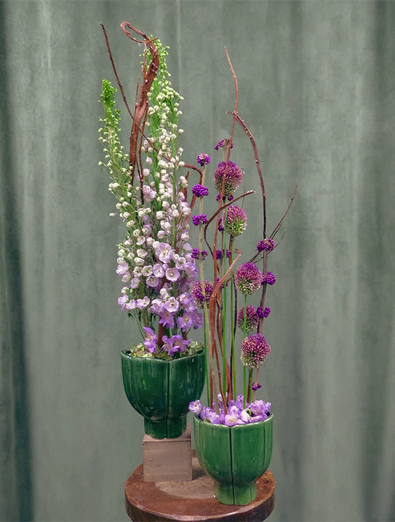 Composition haute violette avec bois bouquet de fleurs champetre jaune et violet