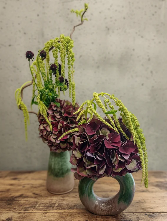 compo graphique moderne bordeaux verte avec hortensia bouquet de roses romantique