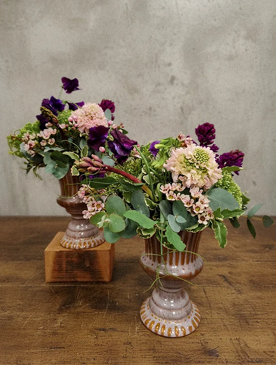 composition medicis violet et rose fleuriste fleurs et bois