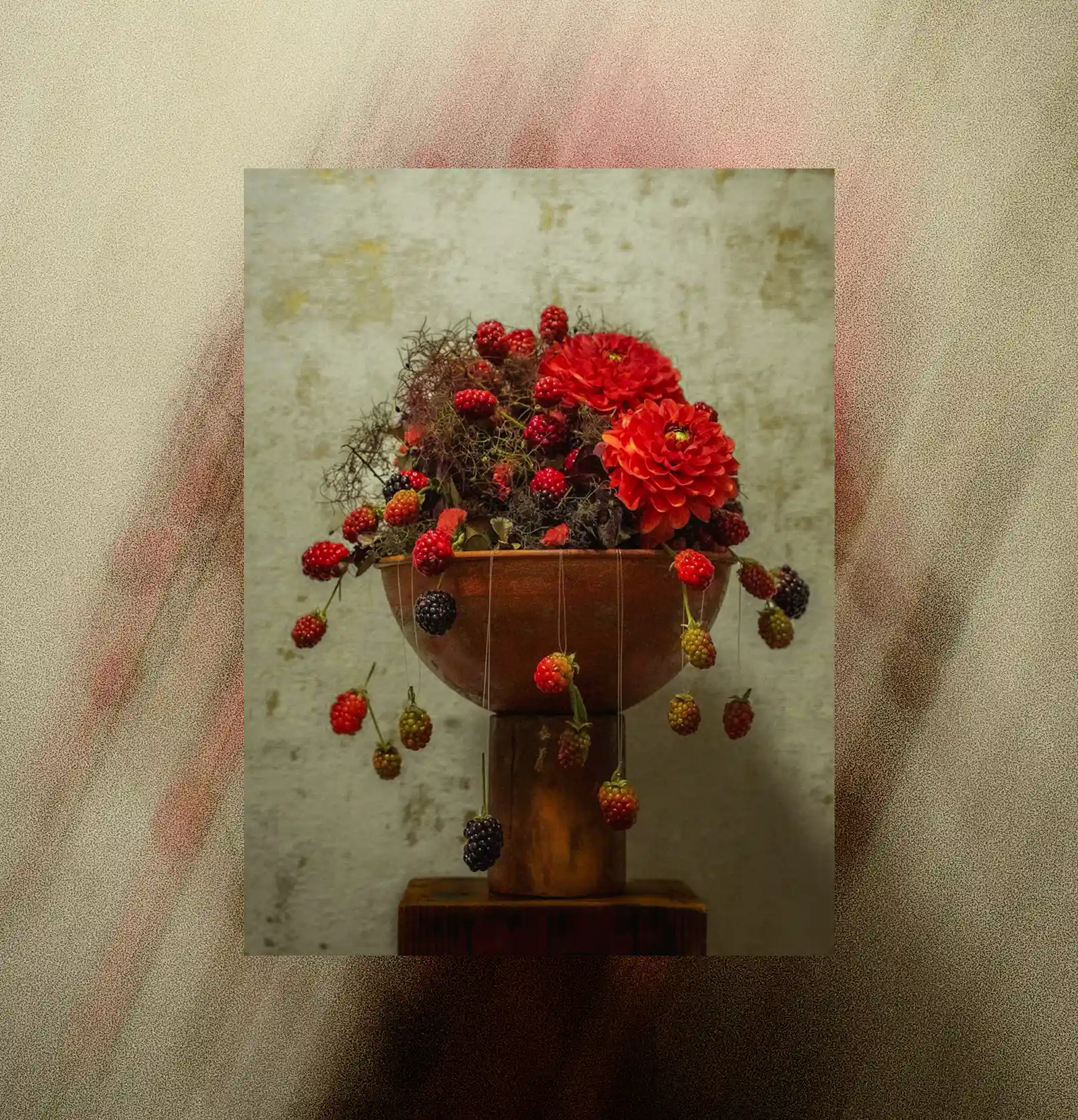 Composition florale avec dahlias rouges et mûres – fleuriste à Trévoux