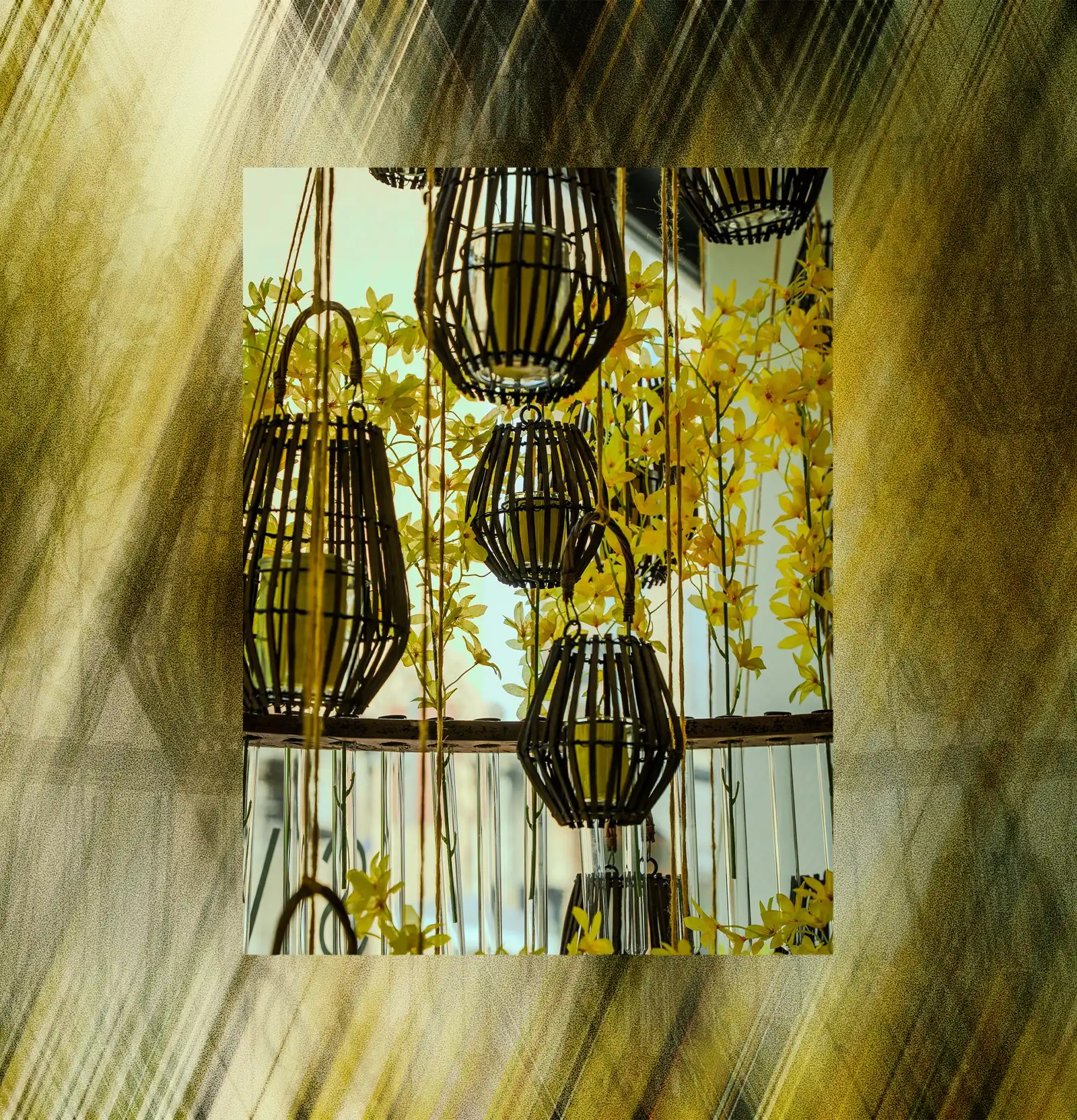 Décoration florale suspendue fleurs et lanternes – fleuriste décoration événement Lyon