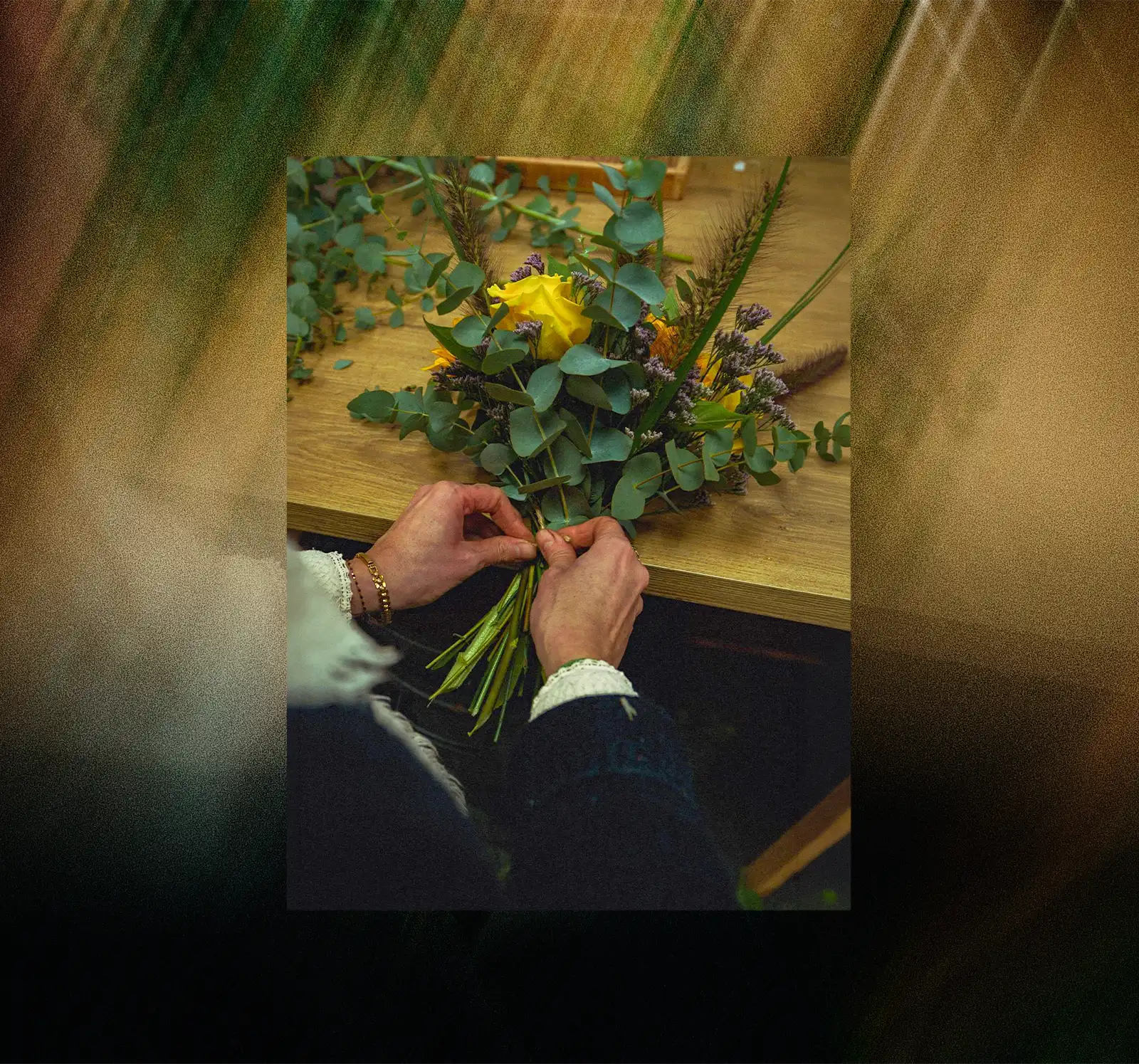 Bouquet de deuil en cours de réalisation – fleuriste deuil livraison Trévoux