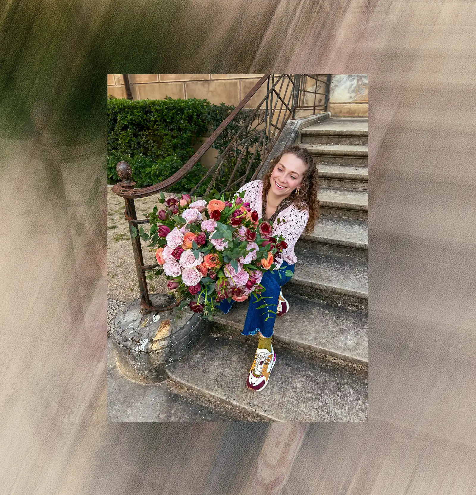 Fleuriste tenant un grand bouquet coloré et champêtre – bouquets sur mesure Trévoux et Lyon