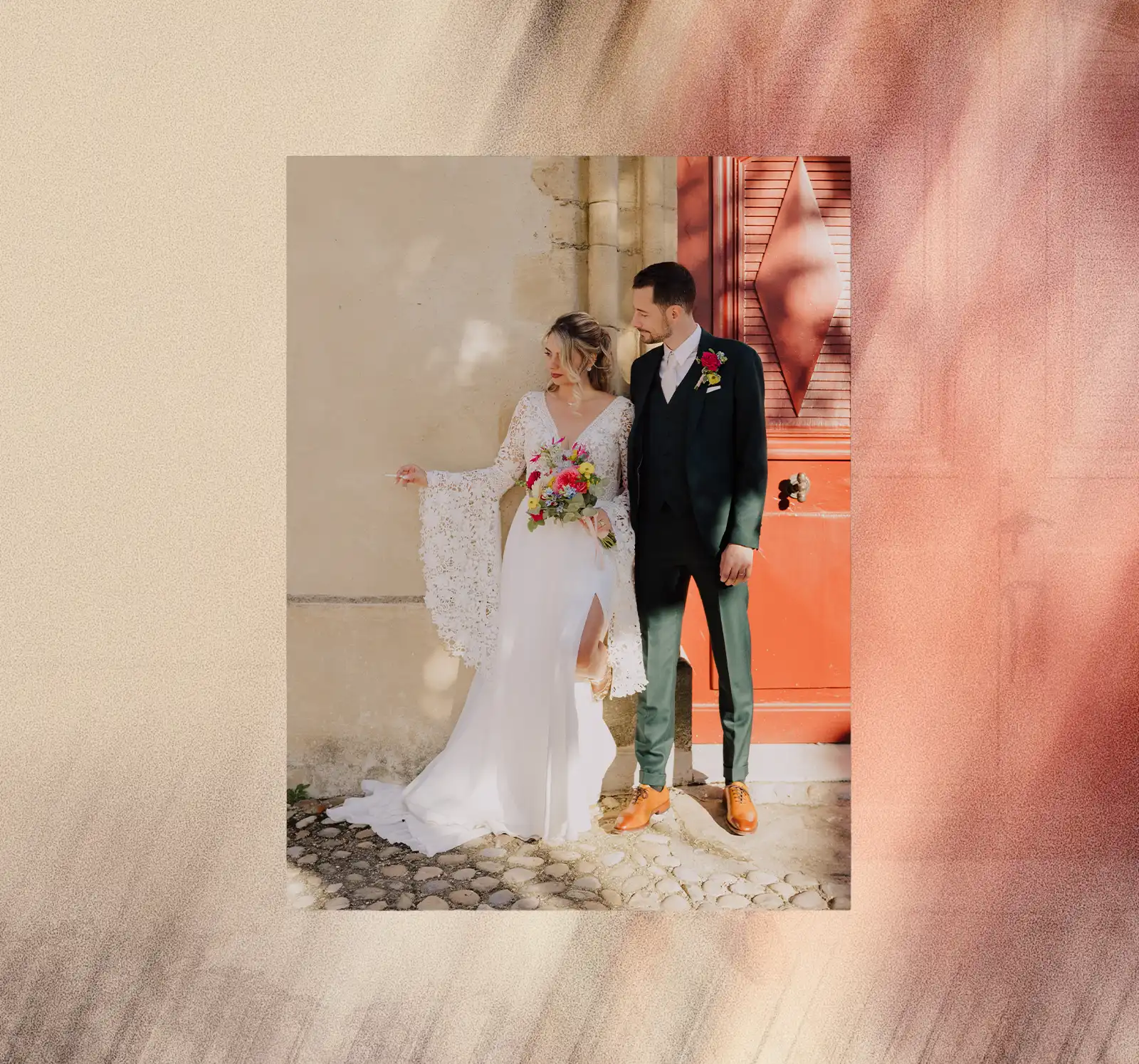 Mariés avec bouquet et boutonnière fleuris – fleuriste mariage Beaujolais et Lyon