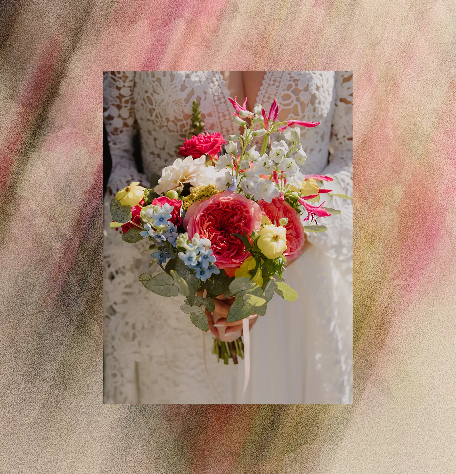 Bouquet de mariée coloré pivoine et myosotis – fleuriste mariage Trévoux et Lyon